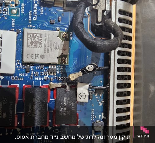 לוח אם עם רכיבי זיכרון ומודול אינטל